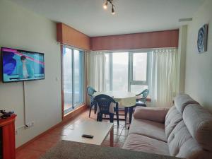 塞代拉Apartamento Piscina Playa Cedeira的客厅配有沙发和桌椅