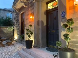 爱丁堡梅菲尔德23号酒店的盆栽植物屋的前门