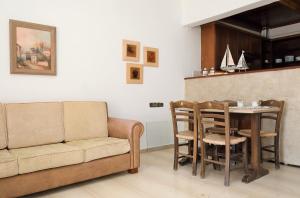 PalaiokastroEndless Blue Sea Frontal house的客厅配有沙发和桌椅