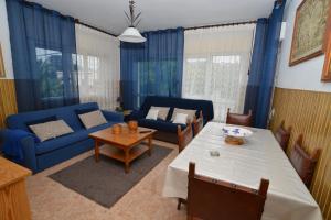 诺哈Villa Cancillo - 6802的客厅配有蓝色的沙发和桌子