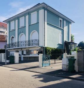 维泰勒Residence Louis Quartier Des Lilas的蓝色的建筑,在街上设有阳台