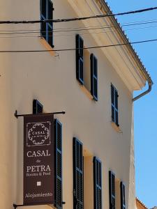 佩特拉Casal de Petra - Rooms & Pool by My Rooms Hotels的建筑一侧的标志,带有窗户