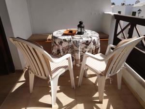 蒂亚斯El timple的一张桌子、两把椅子和一张桌子及一张桌布