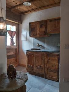 PradlevesChalet MariBru的一个带木制橱柜和桌子的厨房