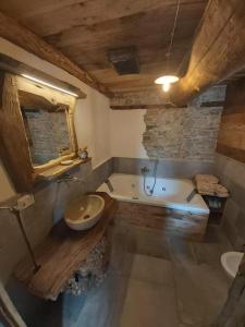 PradlevesChalet MariBru的带浴缸、卫生间和盥洗盆的浴室