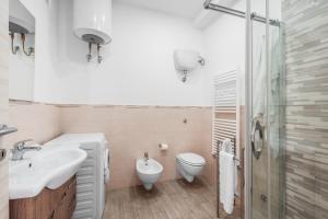 索伦托Dreamers' House Sorrento的一间带水槽、卫生间和淋浴的浴室