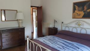 Vara SuperioreLa casa della nonna的一间卧室配有一张床、梳妆台和镜子