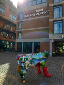 汉诺威莱讷宫康库德酒店的一座大楼前的牛雕像