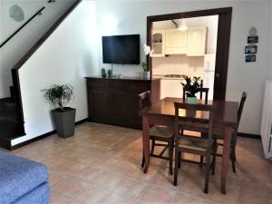 里奥马哲雷Amore Cove Apartment - Riomaggiore - 5 terre的客厅设有餐桌和电视