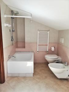里奥马哲雷Amore Cove Apartment - Riomaggiore - 5 terre的浴室配有白色浴缸和卫生间。