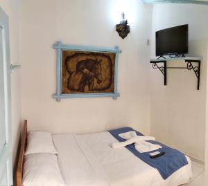莱瓦镇Laureles de la Villa的一间设有一张壁画床的房间