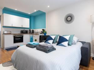 维勒班LE VALLES - HYPERCENTRE PARKING GRATUIT WiFi NETFLIX AMAZON PRIME的卧室配有白色大床和蓝色的墙壁