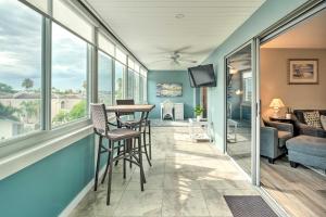 西耶斯塔岛Resort-Style Siesta Key Condo Walk to Beach!的客厅配有桌椅和窗户。