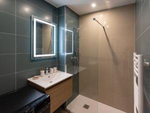 维勒班LE VALLES - HYPERCENTRE PARKING GRATUIT WiFi NETFLIX AMAZON PRIME的一间带水槽和淋浴的浴室