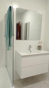 卡拉米尼亚尔镇O Lagar apartamento grande y luminoso. 8 personas.的白色的浴室设有水槽和镜子