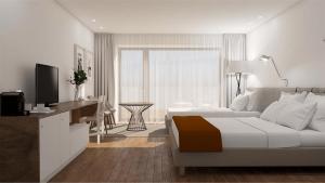 维亚纳堡夫劳德萨尔酒店的一间白色卧室,配有床、书桌和电视