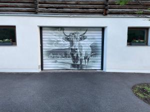 朗根费尔德阿明公寓的车库门,上面画着鹿