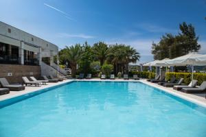 沃尔沃罗雷马酒店的一个带躺椅和遮阳伞的大型游泳池