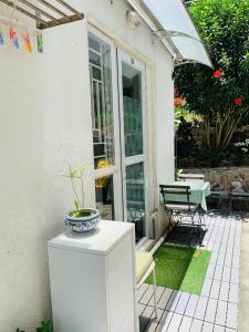 香港城市绿洲民宿的白色的房子,在庭院配有桌椅