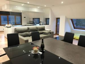 圣胡利娅-德洛里亚Acojedor, nuevo y espacioso piso en Sant Julia de Loria的客厅配有桌子和沙发