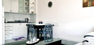 奥赫里德Aurelia Apartment的一个带桌子和两把椅子的小厨房