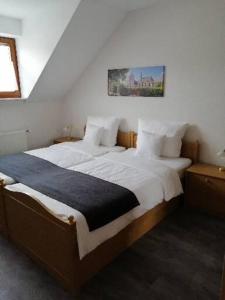 布劳讷贝格Weingut Licht-Stadtfeld的一间卧室设有两张床,墙上挂着一幅画