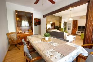 昆卡Cuencaloft paseo del Huecar的用餐室以及带桌椅的起居室。