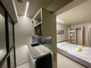 萨图恩Jxn Rooms的小房间设有床和水槽