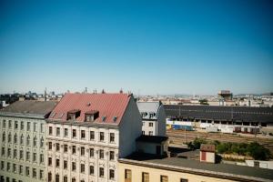 维也纳Rioca Vienna Posto 1的一座建筑的顶部有红色的屋顶