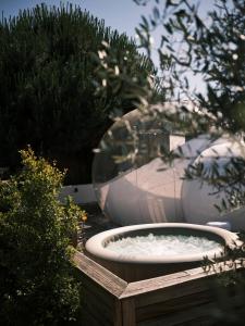 塞图巴尔Rêves Étoilés的一座花园,花园内配有木制盒子内的浴缸