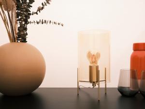 塞图巴尔Rêves Étoilés的一张带花瓶的桌子和一盏灯