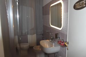 比萨Casa Giulia的一间带水槽、卫生间和镜子的浴室