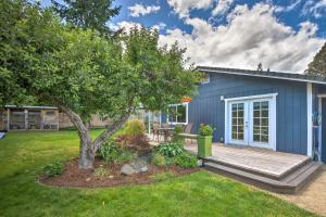 Central Medford Family Retreat with Large Yard!外面的花园