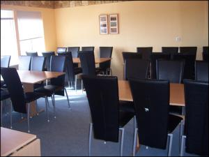 Hofgarðar霍夫旅馆的一间空的教室,配有桌椅