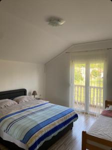 特雷比涅Apartmani Svitavac的白色的卧室设有床和窗户