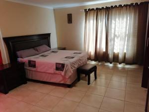 JJP SELF CATERING - Three bedroom house客房内的一张或多张床位