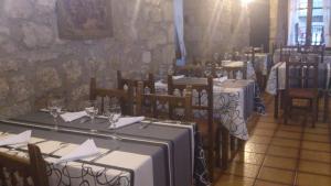 瓦德诺比斯方达广场酒店的用餐室配有桌椅和酒杯