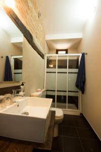 GrimaldoLa Posada de Grimaldo的浴室配有白色水槽和卫生间。