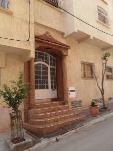 艾兹鲁Cozy Home in Azrou的前方有白色门和楼梯的建筑