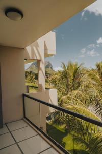 拉戈莱特Luxe Exotica Apartments的阳台享有棕榈树和山脉的美景。