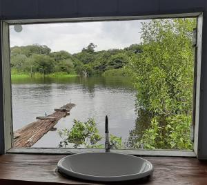 马瑙斯Amazônia Exxperience的河景浴室窗户,配有水槽