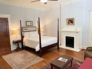 MaxeysGillen House Bed and Breakfast的一间卧室配有一张床和一个壁炉