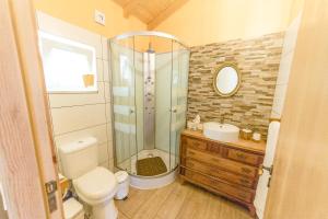 洛萨Magnolias Cottage的带淋浴、卫生间和盥洗盆的浴室