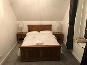 布罗克斯本Premier 3 Bed Flat D的一间卧室配有一张带2个床头柜的大床