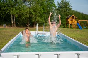 达尔沃沃Siedlisko Rusko的两个孩子在游泳池玩耍