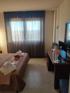 菲登扎菲登莎酒店的酒店客房设有床、桌子和窗户。