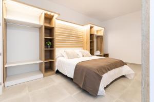 莱斯卡拉Albana Apartaments Turístics的一间卧室配有一张带木制架子的大床