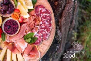 扎费拉纳-埃特内阿la Rocca delle Rose的一块食物,包括肉类、水果和蔬菜