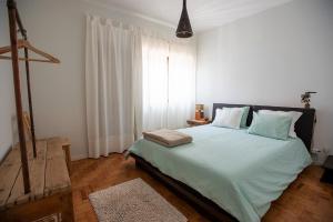 ArcozeloCasa do Remo Praia da Aguda的一间卧室设有一张床和一个大窗户