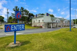 GordonvilleMotel 6-Gordonville, PA - Lancaster PA的建筑物前草上的标志